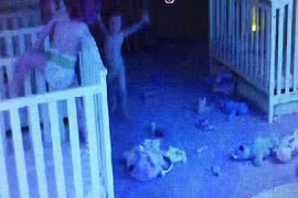 Video: "Phi vụ tẩu thoát" của ba chị em sinh ba lúc nửa đêm