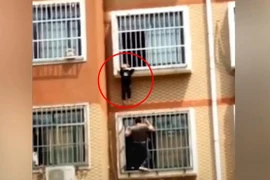 Video: Giải cứu bé trai lơ lửng ngoài ban công tầng 7