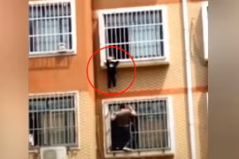 Video: Giải cứu bé trai lơ lửng ngoài ban công tầng 7