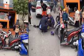 Video: Xe máy “dính chặt“ vào đầu taxi sau va chạm, 3 cô gái bị thương