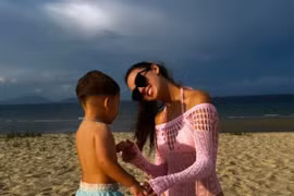 Vợ Bùi Tiến Dũng khoe vóc dáng cực nuột ở biển