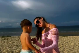 Vợ Bùi Tiến Dũng khoe vóc dáng cực nuột ở biển