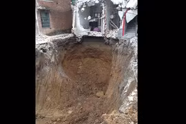 Hố tử thần "nuốt" người, đào sâu 15m vẫn không thấy