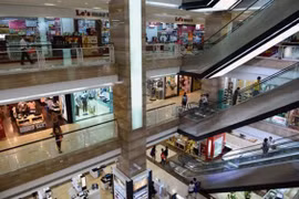 Cháu bé bị rơi từ tầng 2 trung tâm thương mại thoát chết kỳ diệu