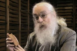 “Máy tính bảng” chứa hình vẽ 3.500 năm tuổi mô tả hồn ma cô đơn