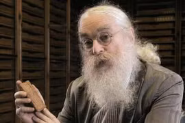 “Máy tính bảng” chứa hình vẽ 3.500 năm tuổi mô tả hồn ma cô đơn