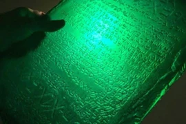 Bí ẩn phiến đá ngọc lục bảo được ôm xuống mồ