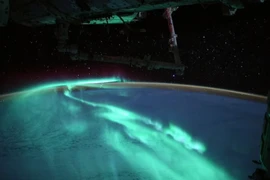 Cực quang dưới ánh trăng tròn đẹp ngỡ ngàng khi nhìn từ Trạm Vũ trụ