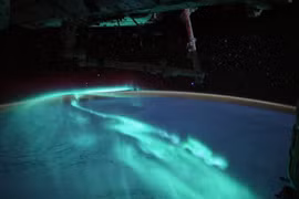 Cực quang dưới ánh trăng tròn đẹp ngỡ ngàng khi nhìn từ Trạm Vũ trụ