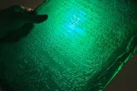 Bí ẩn phiến đá ngọc lục bảo được ôm xuống mồ