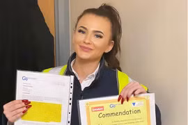 Làm tài xế xe buýt, cô nàng xinh đẹp luôn nhận được những lời khiếm nhã