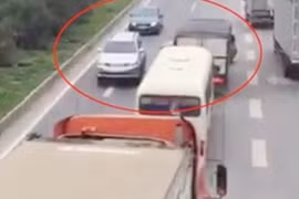 Xe chạy ngược chiều: Phải chăng mức xử phạt chưa đủ tính răn đe?