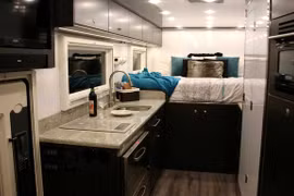 Lóa mắt với xe tải "hô biến" thành nhà di động 12 tỷ đồng