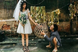 Cặp đôi đi dép tổ ong, mặc áo "cái bang" chụp ảnh cưới "bá đạo" 