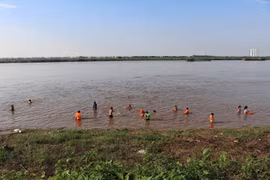 Video: Nguy hiểm trẻ đuối nước ở các bãi tắm tự phát tại Hà Nội