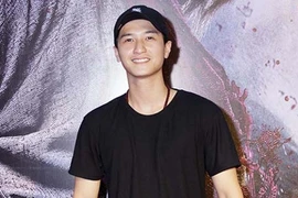 Huỳnh Anh bất ngờ hẹn hò cô gái tưởng lạ mà quen đi xem phim