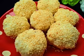 Mẹ làm bánh sắn bọc vừng nướng cho bữa xế chiều ngon đẫy bụng