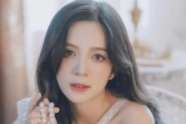 Nhan sắc của cô nàng chỉ cao 1m53 đang gây sốt trong "Mặt nạ gương"