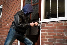 Video: Làm sao để biết kẻ trộm có đang lén lút theo dõi hay không?