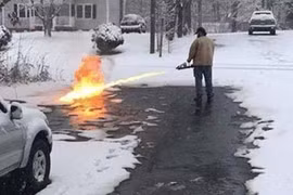 Video: Dùng súng phun lửa dọn tuyết trong nháy mắt
