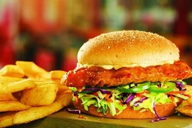 Video: 22 năm ăn gà rán và khoai tây chiên, người phụ nữ suýt mù