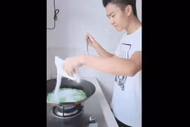 Video: Khi đàn ông vào bếp mọi thứ đều "nhạt nhẽo"