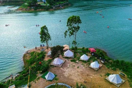 Cắm trại, chèo sup ngắm hoàng hôn hồ Đồng Đò