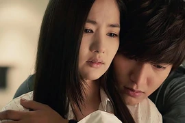 Vợ chết lặng khi nhận được đoạn video mát mẻ của chồng