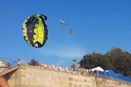 Video: Chơi dù lượn gần bờ biển, gặp họa vì dây điện