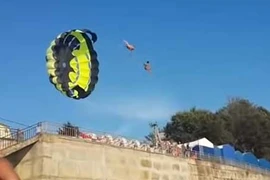 Video: Chơi dù lượn gần bờ biển, gặp họa vì dây điện