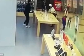 Video: Bé trai 4 tuổi bất ngờ bị cả tấm kính vỡ tan úp lên người