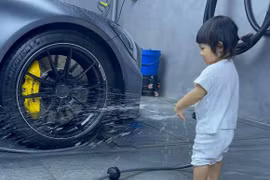 Con gái Cường Đô La chăm chỉ rửa xe "kiếm tiền nuôi heo đất"