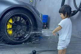 Con gái Cường Đô La chăm chỉ rửa xe "kiếm tiền nuôi heo đất"