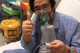 Dòng chữ trên tấm biển ngoài cửa nhà Giang Còi khiến nhiều người cảm động