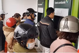 Video: Chen lấn, cãi vã mong rút được tiền sắm Tết từ ATM