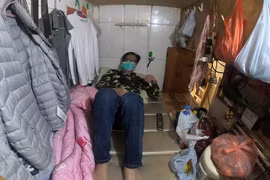 Ám ảnh cuộc sống trong những 'căn hộ quan tài' ở Hong Kong