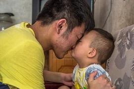 Nam sinh xin làm thợ xây ngay khi thi xong để cứu em ung thư