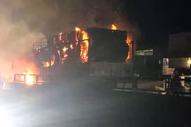 Video: Xe tải chạy trên QL1A bất ngờ bốc cháy dữ dội