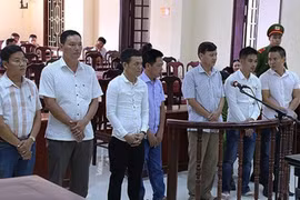 Bí thư phường đánh bạc, nhảy lầu trốn bị cách chức