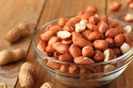 Lạc giàu vitamin B nhưng những người này chớ dại đụng đũa