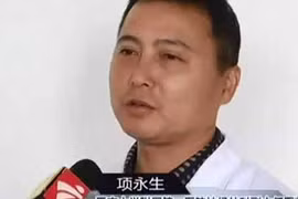 Cứ ngỡ nặn mụn làm đẹp cho con gái, người mẹ chết đứng vì suýt giết con