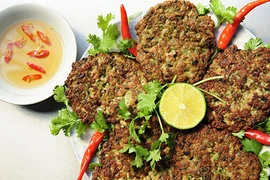 Mùa rươi đến rồi, bạn có đủ dũng khí để ăn thứ lúc nhúc này?