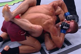 Võ sĩ MMA số một Trung Quốc chơi xấu, chọc rách mắt đối thủ