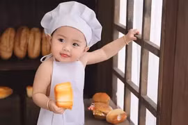 Ngoại hình của bé gái 1 tuổi có bố mẹ là người chuyển giới