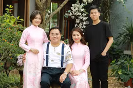 NSND Quốc Trượng hạnh phúc bên vợ kém 13 tuổi và hai con