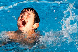 Video: Cha phi người qua hàng rào, lao xuống bể bơi cứu con khỏi đuối nước