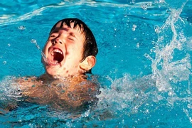 Video: Cha phi người qua hàng rào, lao xuống bể bơi cứu con khỏi đuối nước