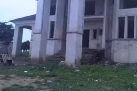 Bị dụ dỗ vào căn nhà đang xây, cô gái trải qua một đêm kinh hoàng