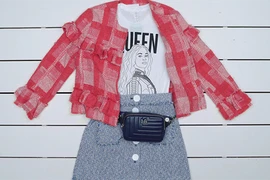 Tuyệt chiêu mix áo thun in hình siêu cute cho nàng thêm xinh