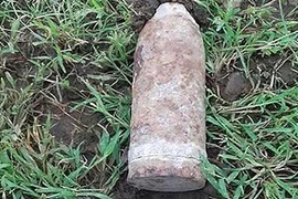 Cảnh sát anh hùng tay không ôm bom chạy để cứu cả trường học